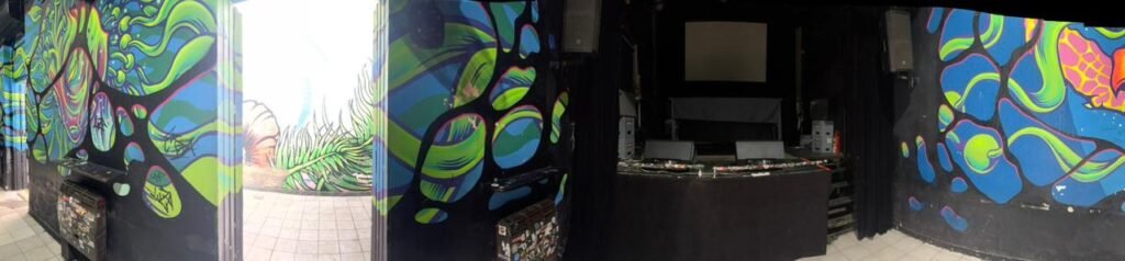 Salón decorado con colores vibrantes